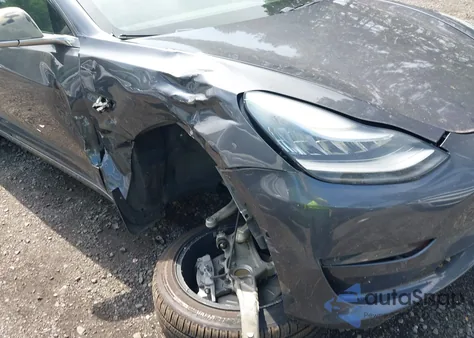 2019 Tesla Model 3 Long Range/Mid Range/Standard Range/Standard Range Plus z USA, uszkodzony, nr VIN 5YJ3E1EA5KF400131